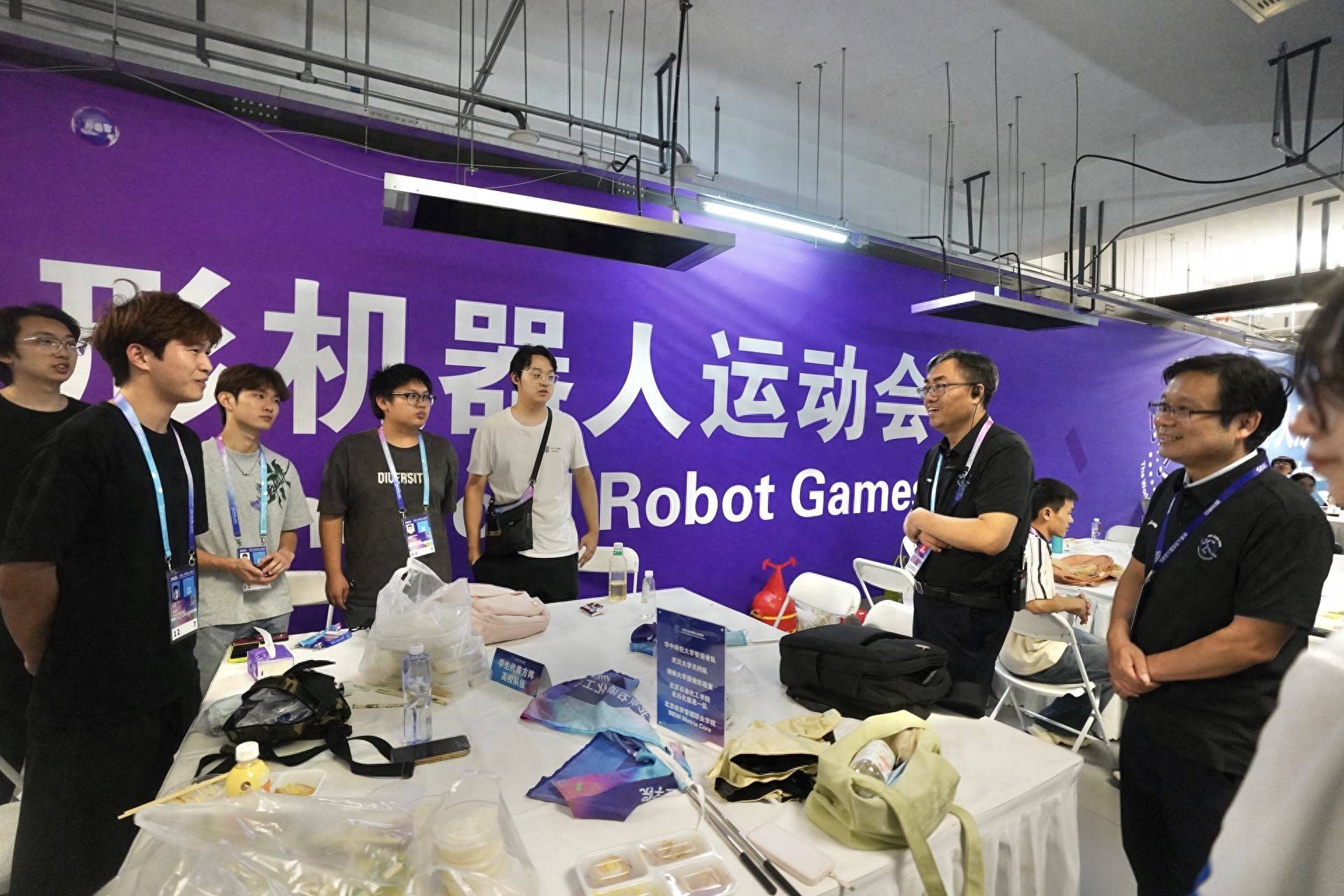 跑百米、踢足球，机器人打比赛究竟看什么