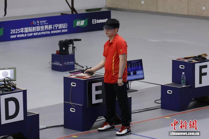 胡凯射落国际射联世界杯(宁波站)第二金